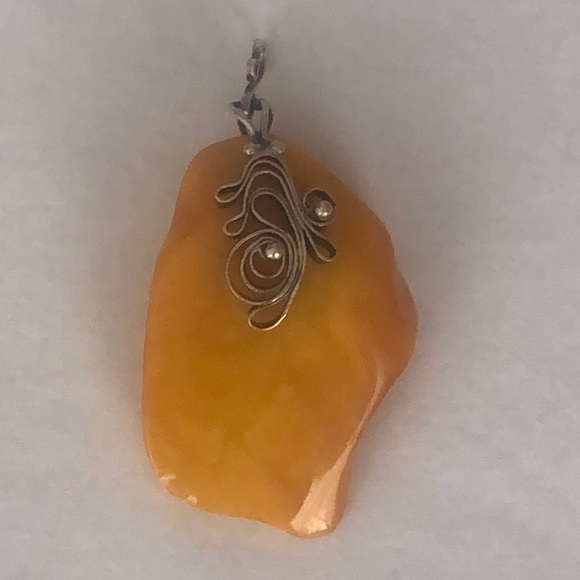 Jewelry - Vintage butterscotch healing amber pendant.